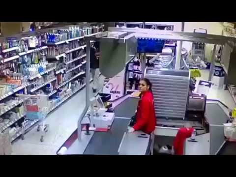 Финская продавщица отоваривает хлопцев из Африки :)))