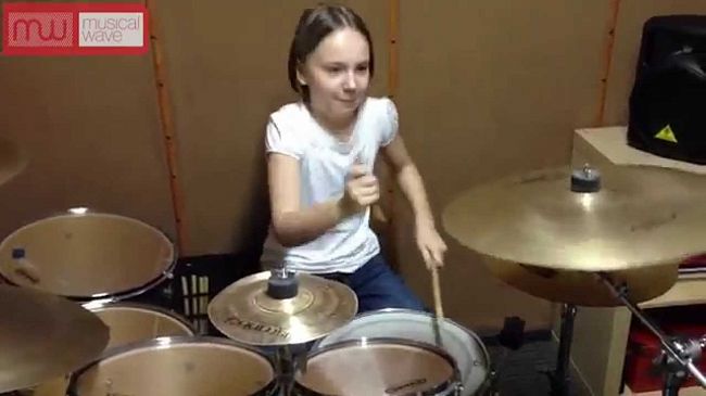 Девочка играет на барабанах